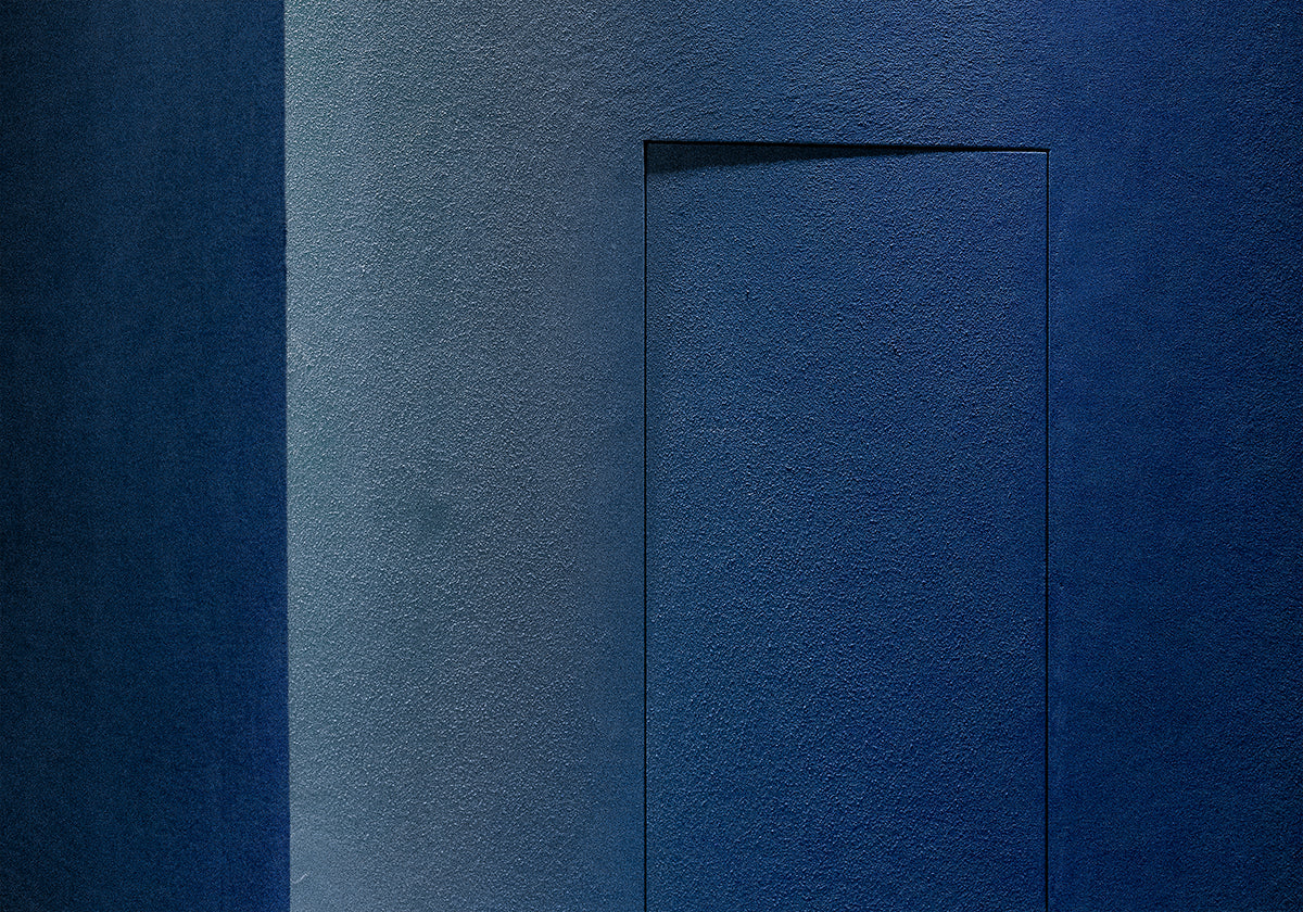 Minimalismo azul o una puerta secreta Póster