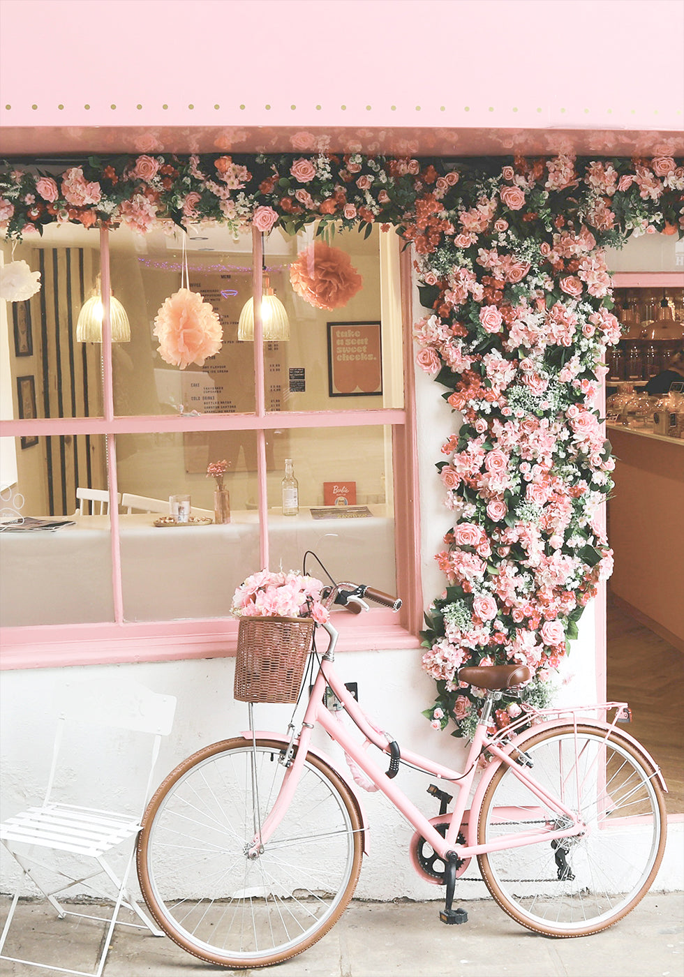 Una bicicleta rosa en flor Póster