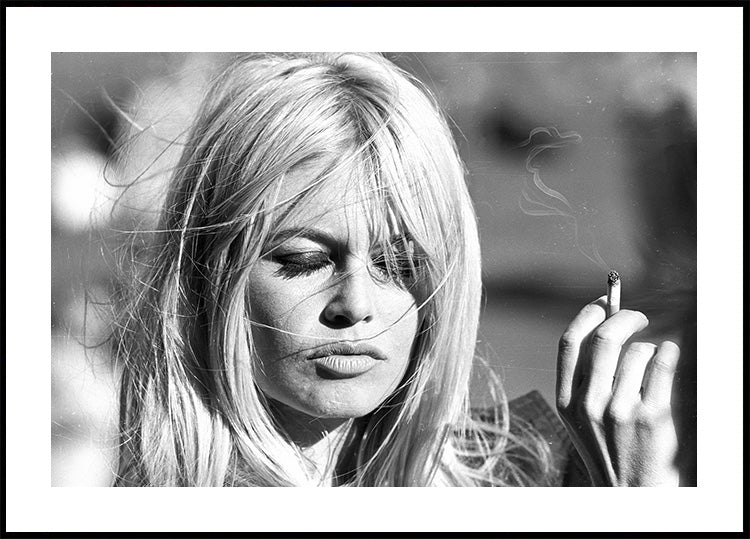 Brigitte Bardot With Cigarette On Wind Plakat - Posterbox.dk