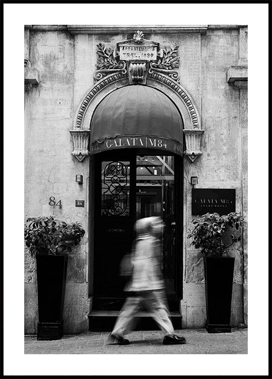 Póster Entrada del hotel histórico en blanco y negro