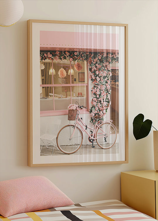 Una bicicleta rosa en flor Póster