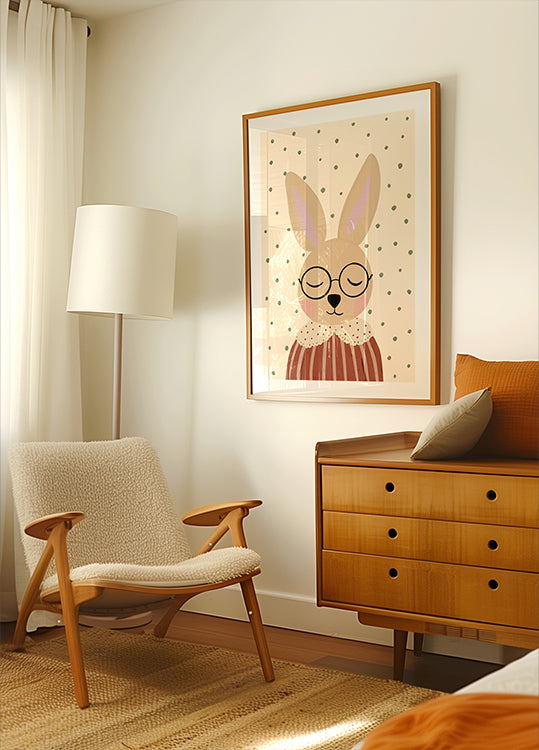 una acogedora sala de estar con un sillón beige, una cómoda de madera y una imagen enmarcada de un conejo con gafas.
