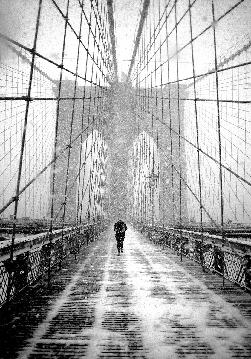 New York Walker in Blizzard - Brooklyn Bridge Plakat