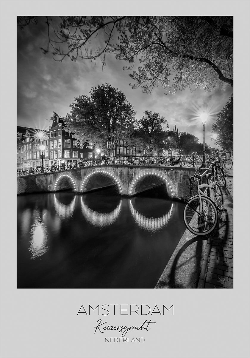 En foco: AMSTERDAM Paisaje nocturno idílico desde Keizersgracht Póster