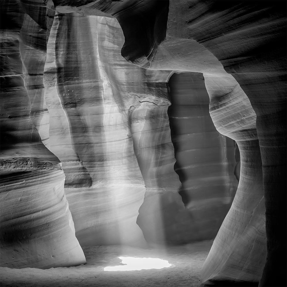 CAÑÓN DEL ANTELOPE MONOCROMO Hermoso rayo de luz Póster
