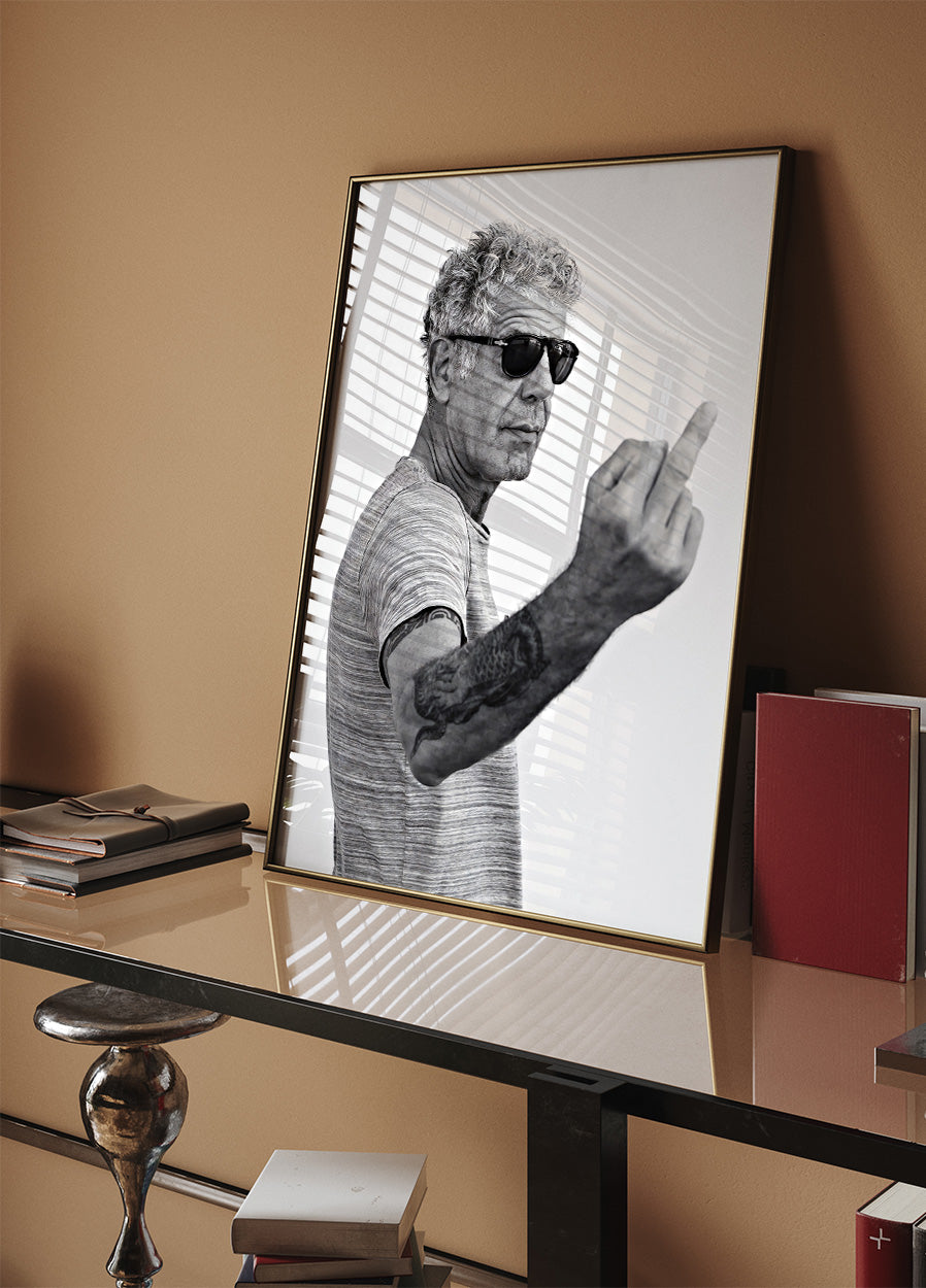 Anthony Bourdain Middle Finger Plakat - Posterbox.dk