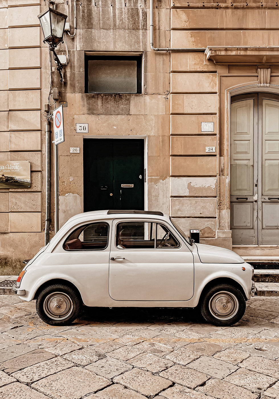 Póster de coche clásico en entorno urbano