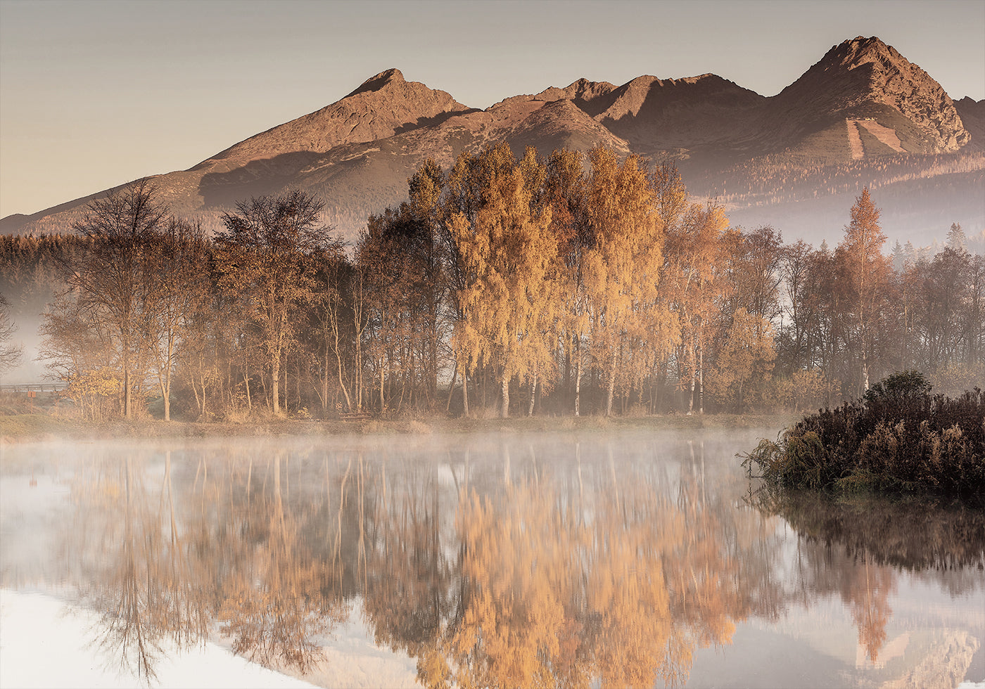 Póster Reflexión de otoño brumoso