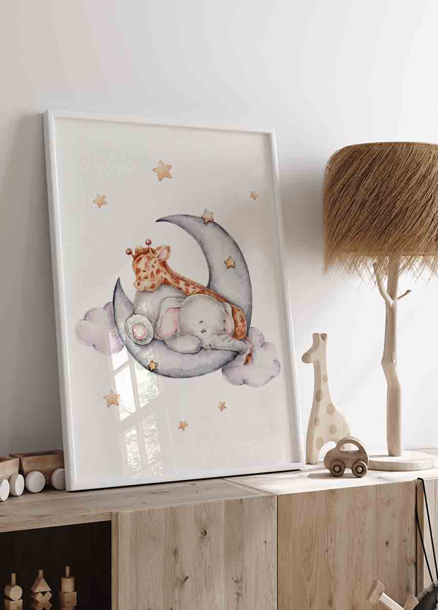 Babyelefant & Sjiraff Sover på Skyen Plakat - Posterbox.dk
