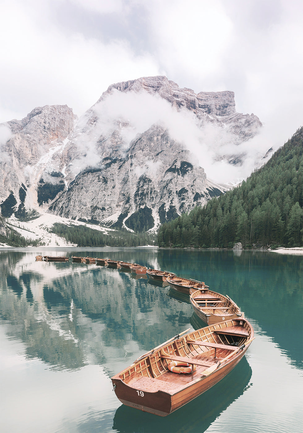 Boats At Braies Lake Plakat - Posterbox.dk