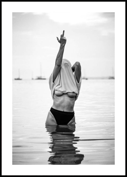 Feminist Middle Finger BW Plakat - Posterbox.dk