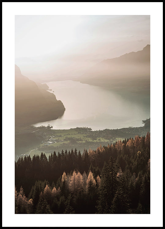 Póster con vista al lago y la montaña brumosos 