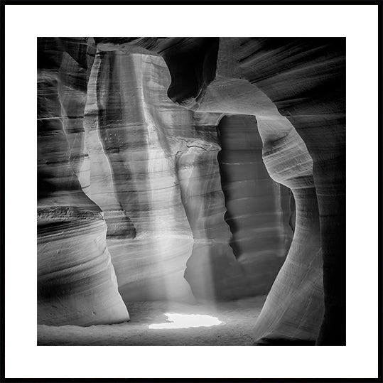 CAÑÓN DEL ANTELOPE MONOCROMO Hermoso rayo de luz Póster