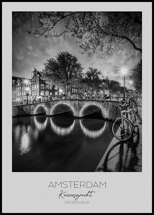 En foco: AMSTERDAM Paisaje nocturno idílico desde Keizersgracht Póster