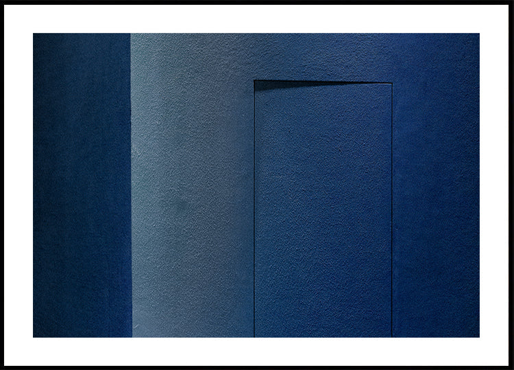Minimalismo azul o una puerta secreta Póster