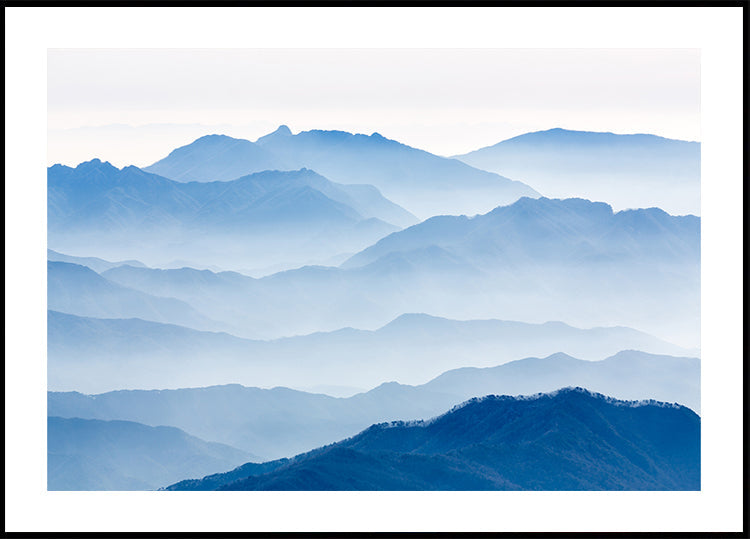 Montañas Nubladas Póster