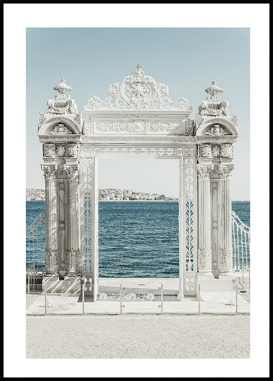 Póster Puerta decorativa blanca junto al mar