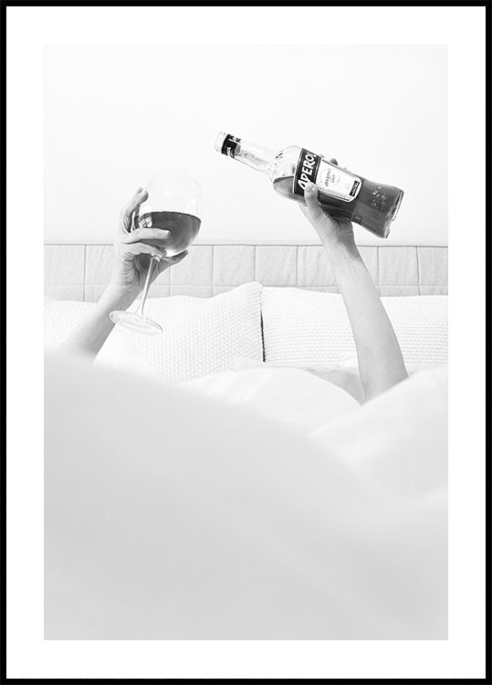 Póster Aperol en la cama en blanco y negro