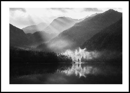 Póster Orilla brumosa de un lago de montaña 