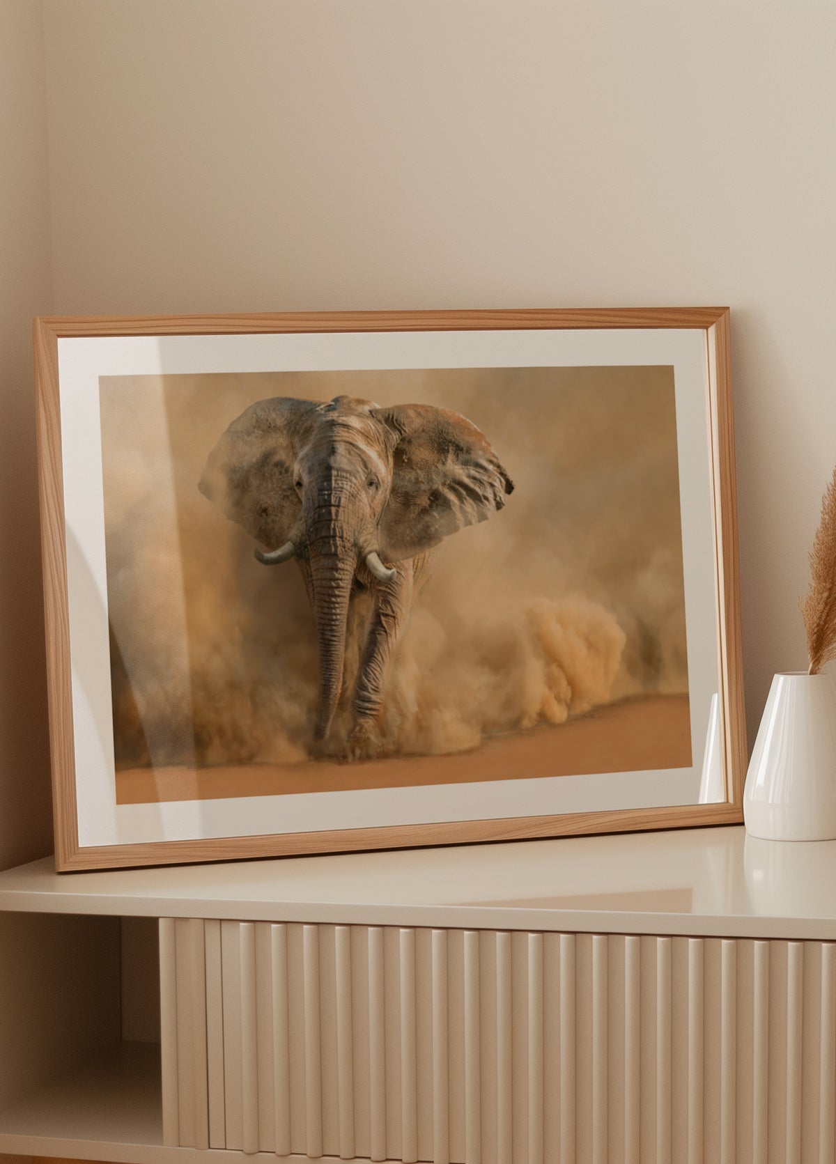 Majestuosa nube de polvo de elefante