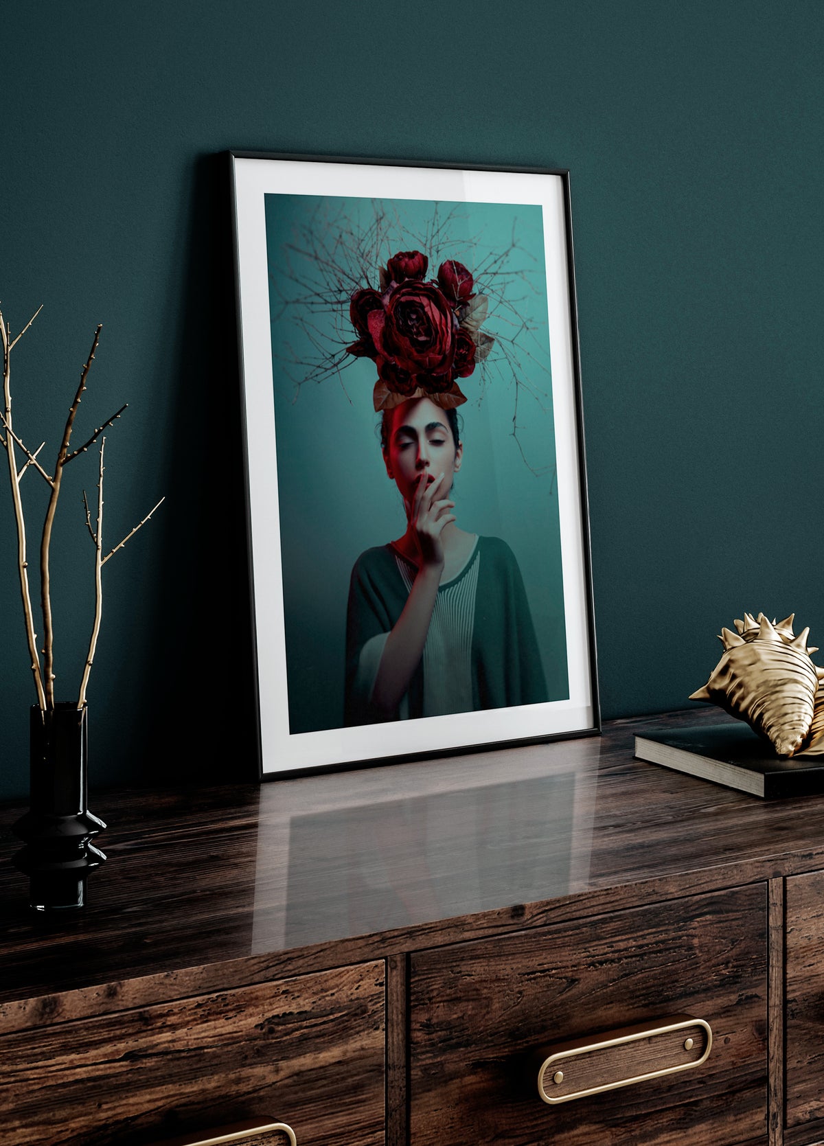 Mujer Pensativa Rosas Rojas