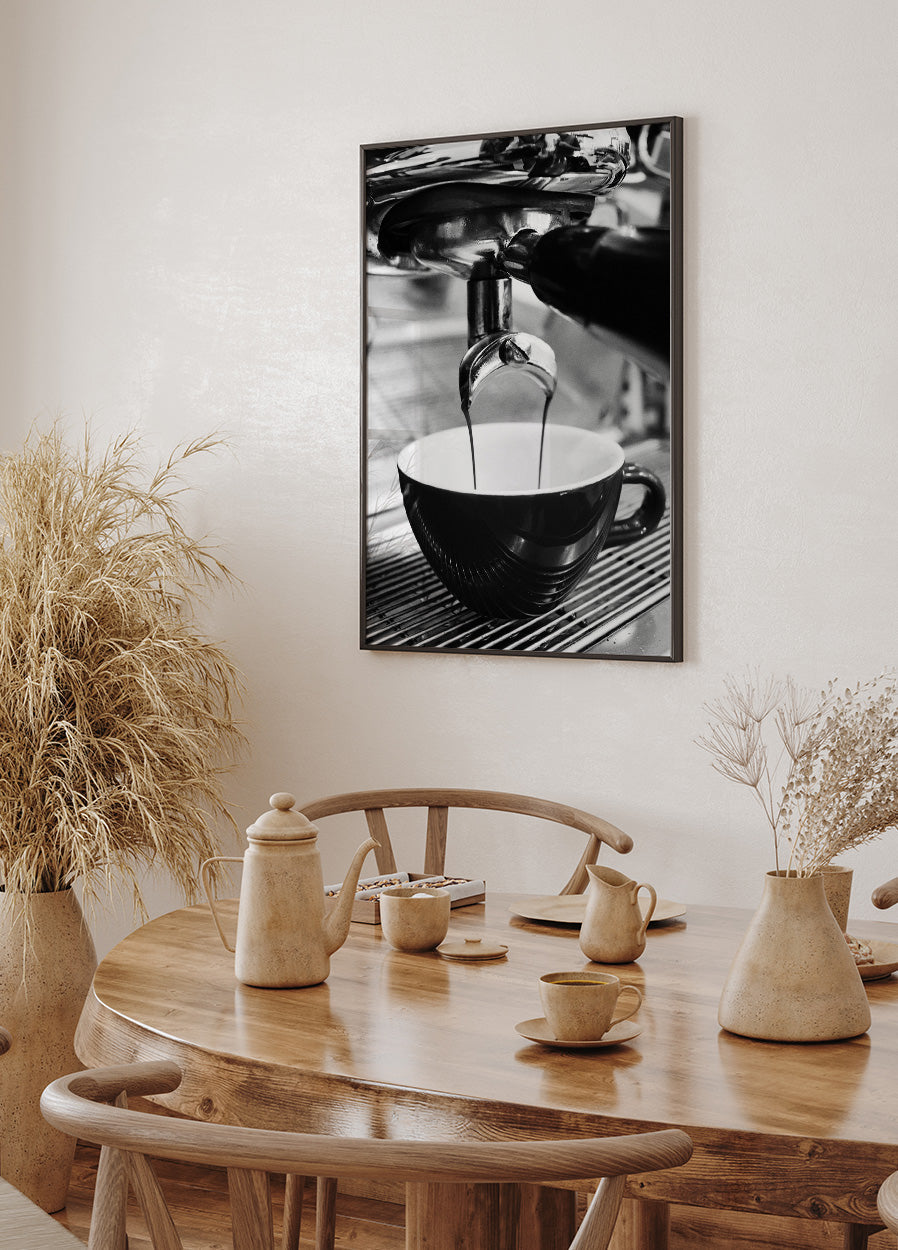 Póster en blanco y negro que muestra cómo servir café expreso en una taza 