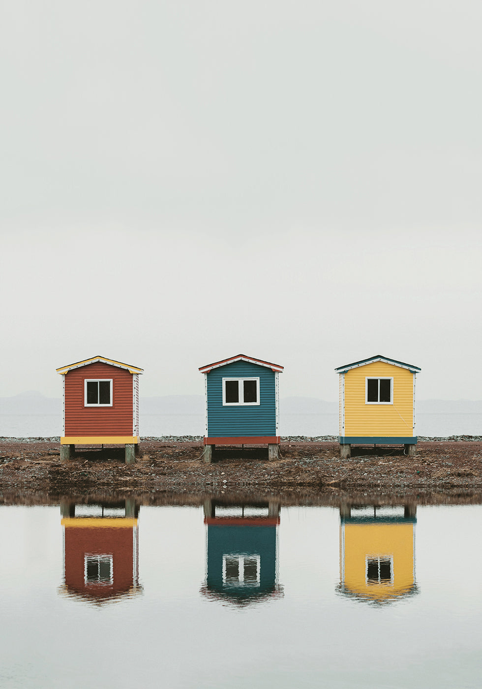 Póster Cabañas coloridas junto al agua