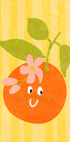 Una alegre fruta de color naranja con cara y hojas, sobre un fondo amarillo rayado.