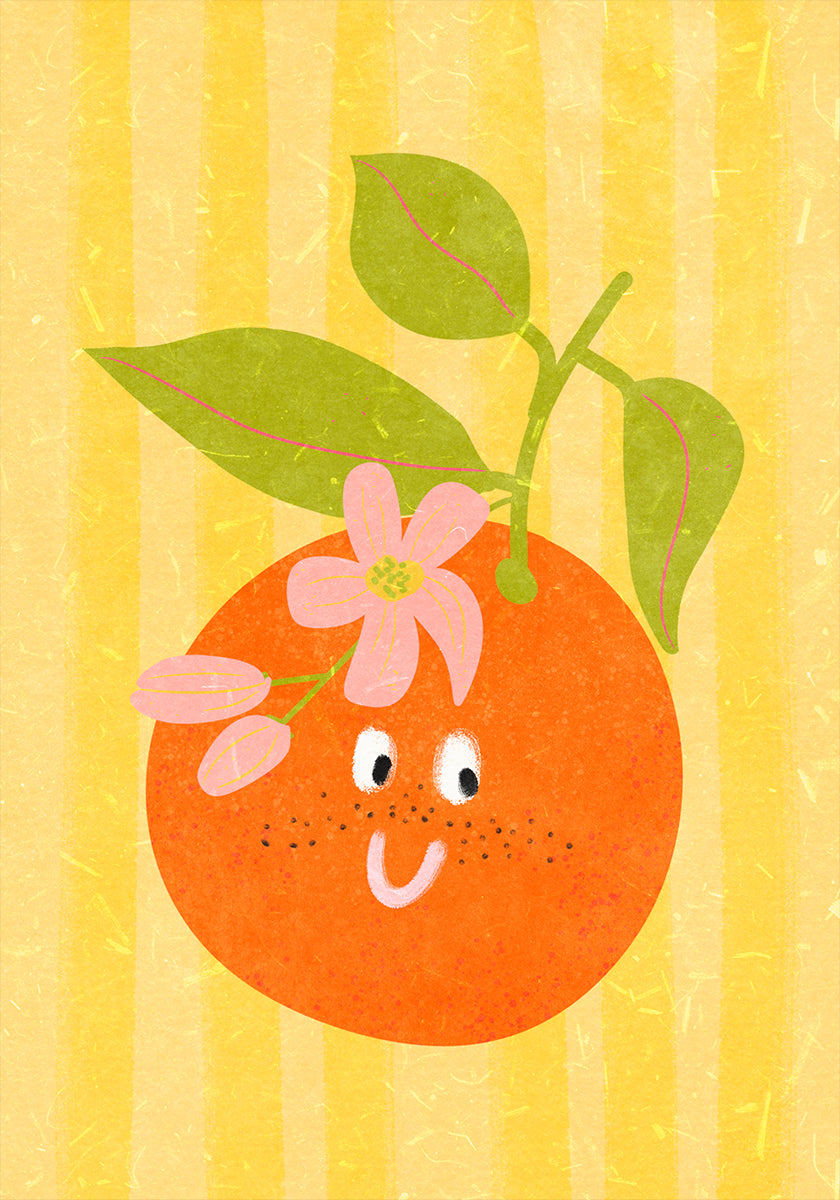 Una alegre fruta de color naranja con cara y hojas, sobre un fondo amarillo rayado.