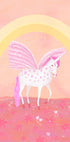Un unicornio blanco con manchas rosas se encuentra en un campo de flores rosas, con un arco amarillo al fondo.