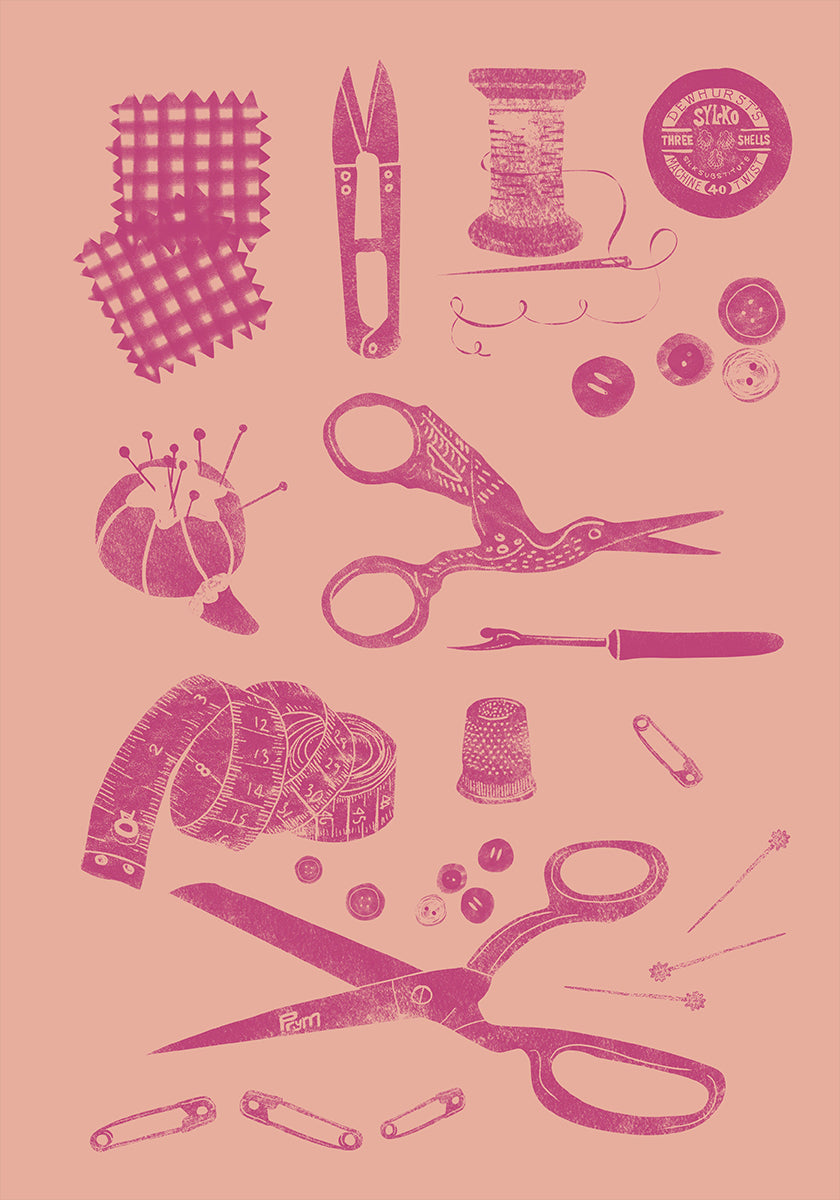 varias herramientas y suministros de costura y manualidades, incluidas tijeras, alfileres, agujas, hilo, botones y un carrete de hilo, todos representados en una combinación de colores rosa y blanco.