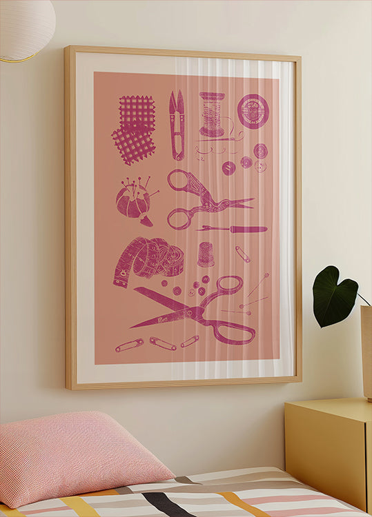 un póster enmarcado de herramientas de costura y manualidades, incluidas tijeras, alfileres, agujas y otros artículos relacionados con la costura, colgado en una pared encima de una cama.