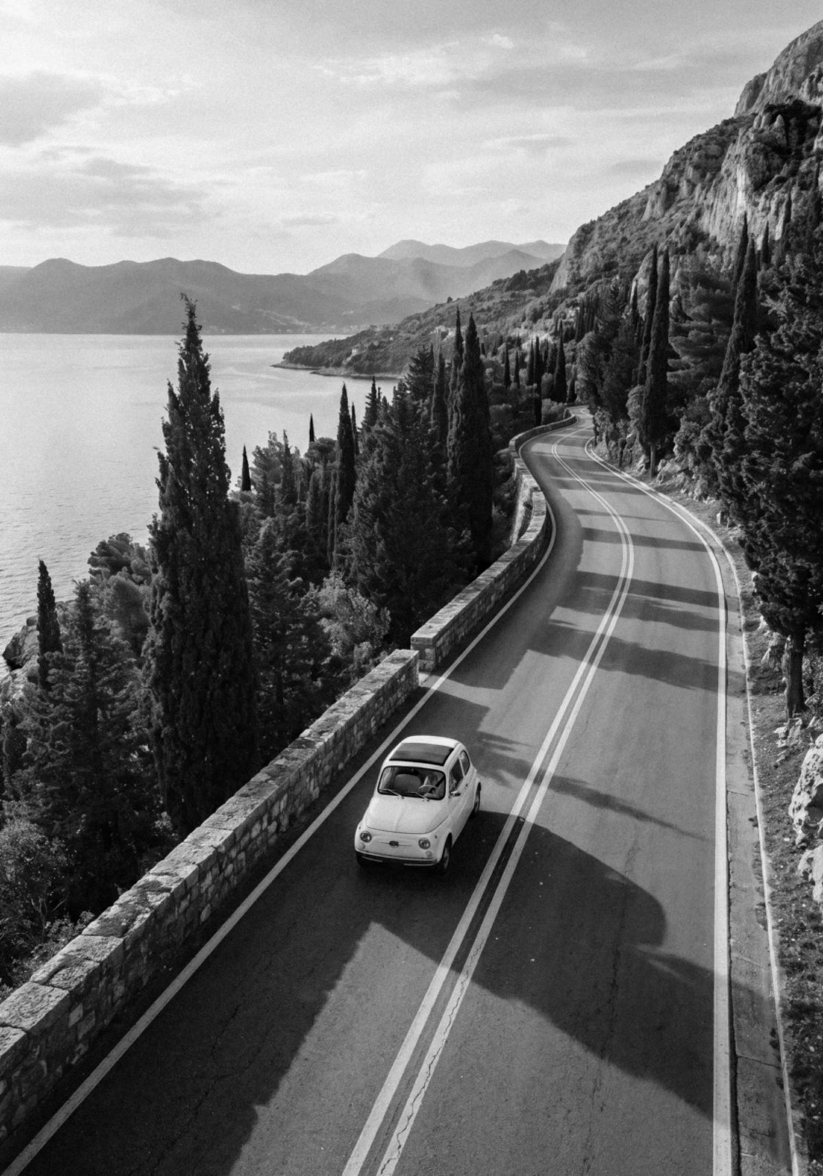Paseo costero de coches antiguos