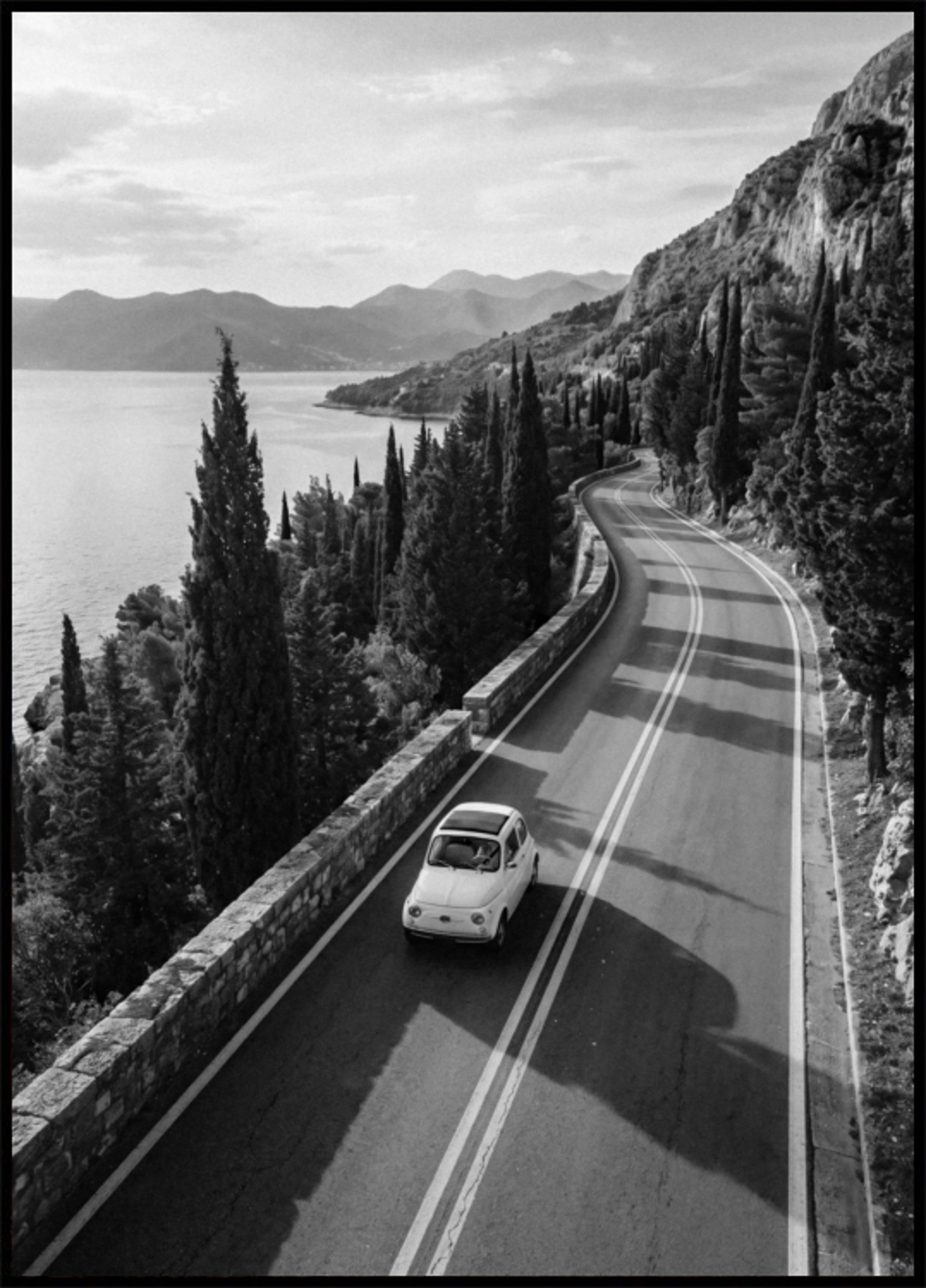 Paseo costero de coches antiguos