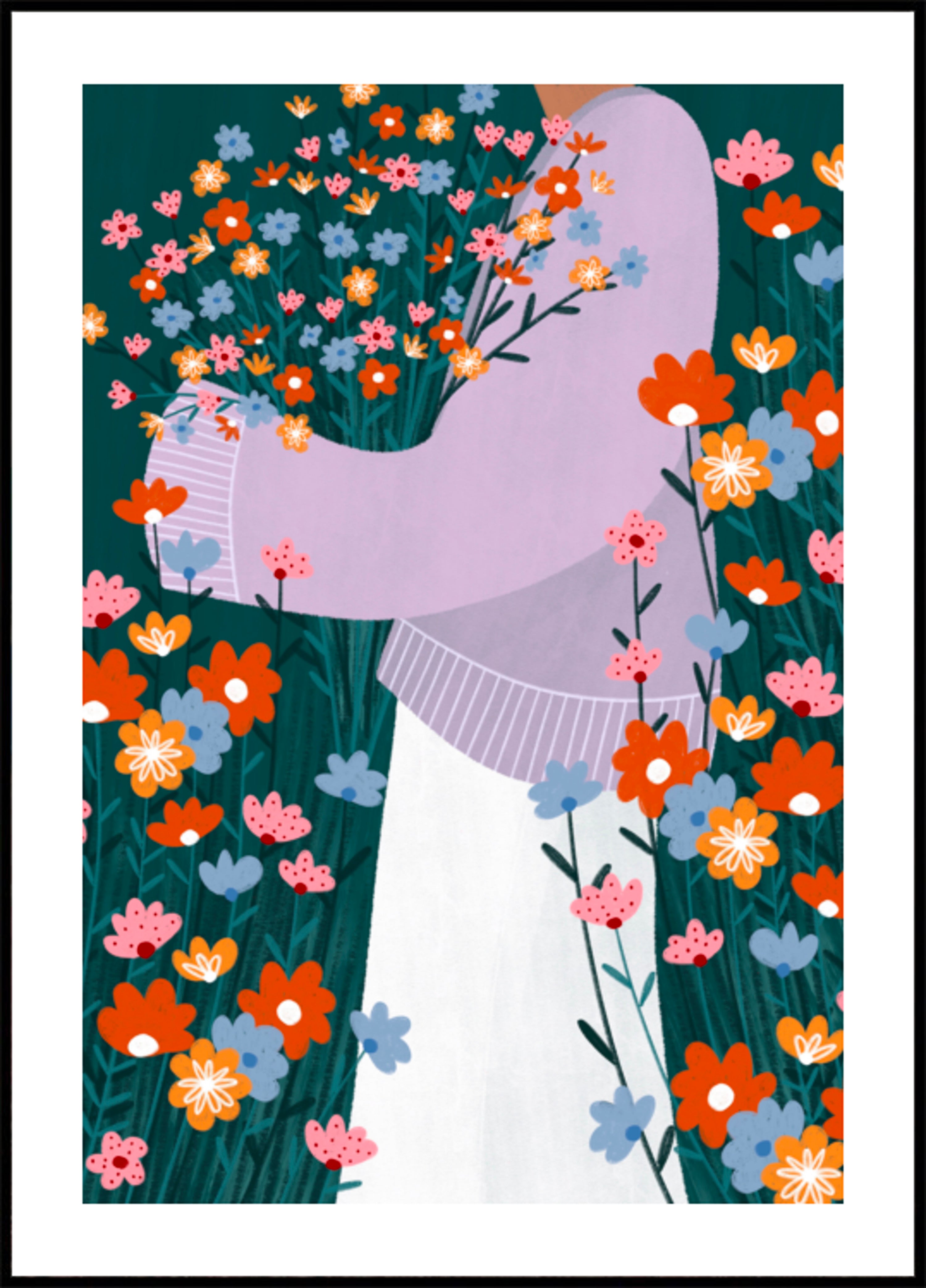 Mujer feliz sosteniendo flores
