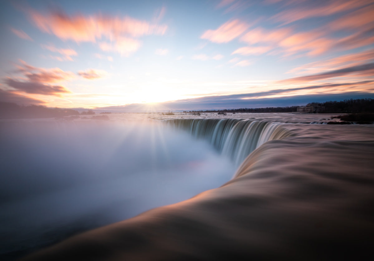 Amanecer de la cascada dorada