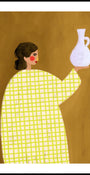 Mujer sosteniendo cerámica