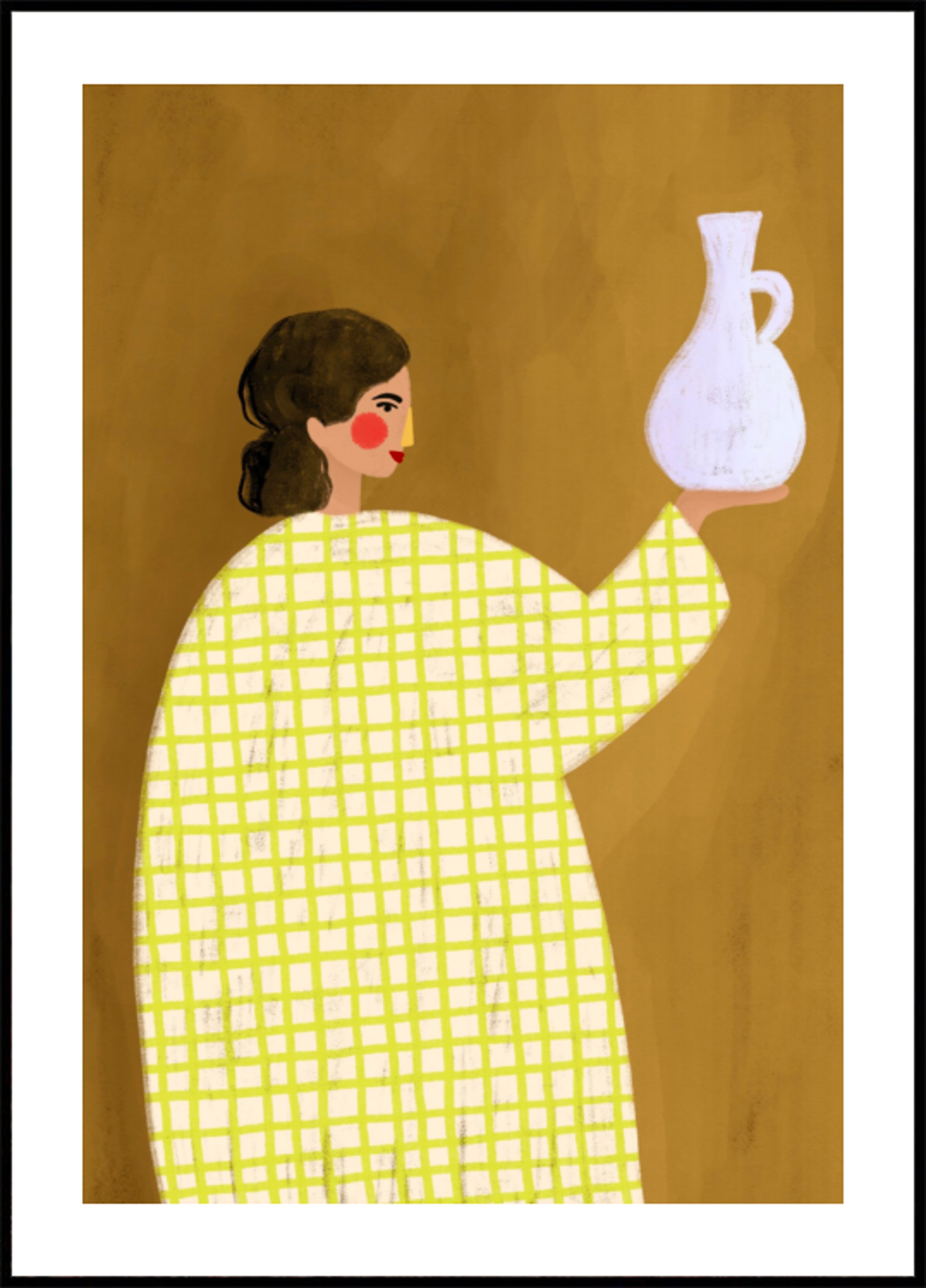 Mujer sosteniendo cerámica