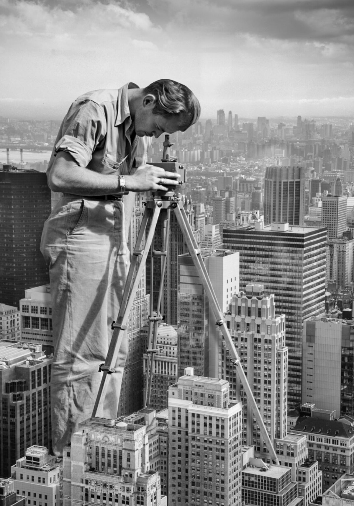 Hombre gigante inspecciona la ciudad