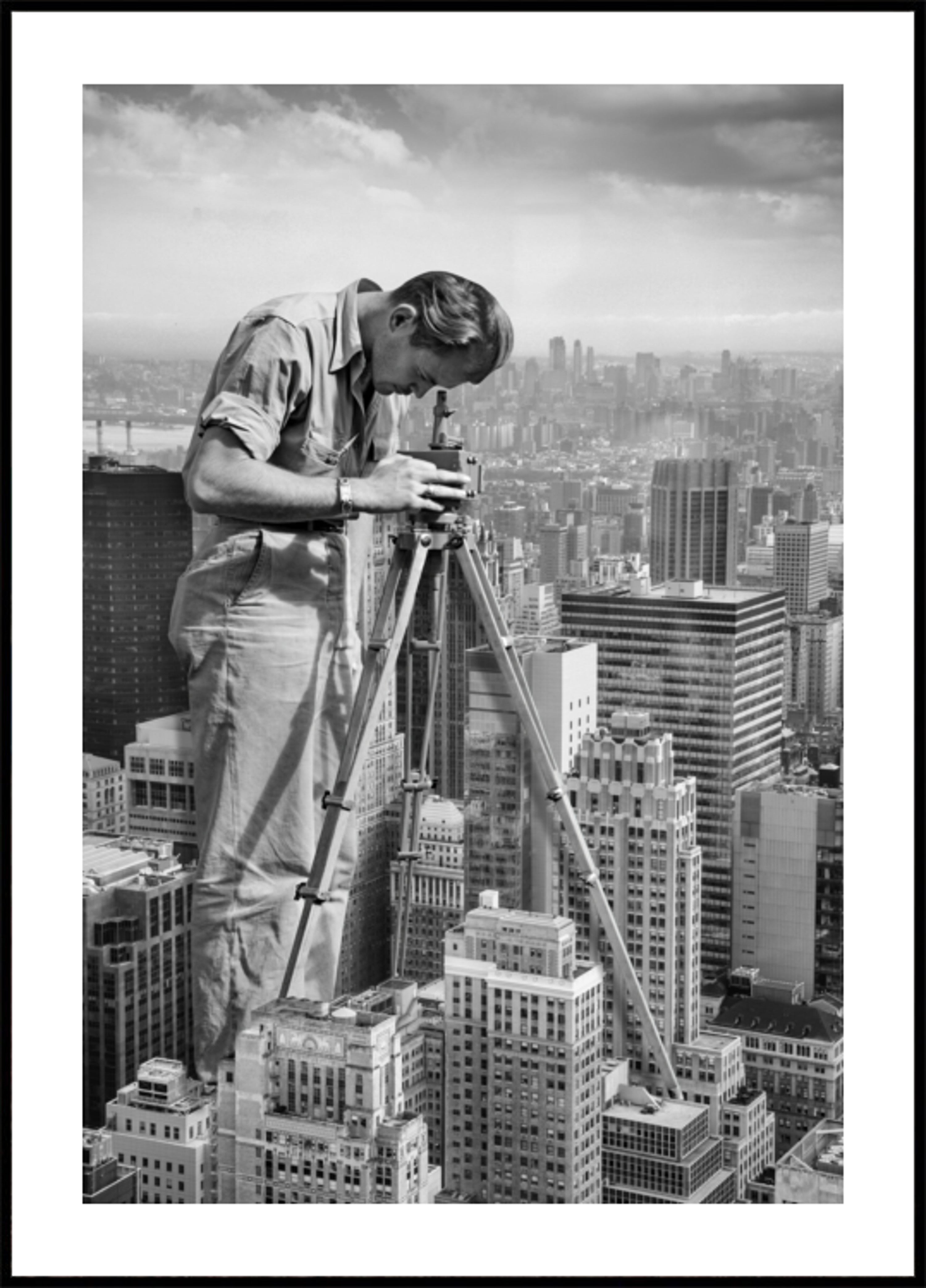 Hombre gigante inspecciona la ciudad