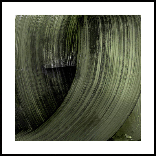 La imagen es un primer plano de una superficie texturizada de color verde, posiblemente una hoja o una tela. La superficie tiene un patrón repetido de líneas verticales y curvas, creando una sensación de movimiento y profundidad. La imagen no contiene ningún objeto o acción discernible, y no se capturan acciones o movimientos específicos. La imagen es una composición de naturaleza muerta, centrándose en la textura y el patrón de la superficie verde.