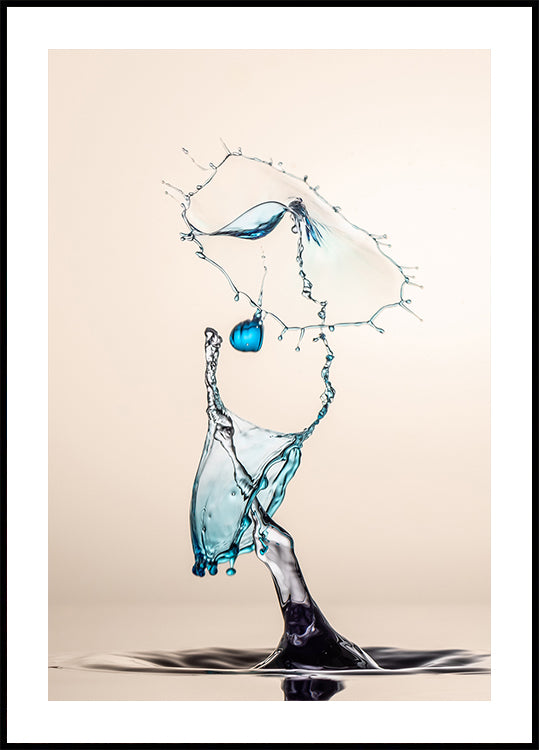 Un primer plano de una gota de agua salpicando, creando una escena dinámica y visualmente impactante.