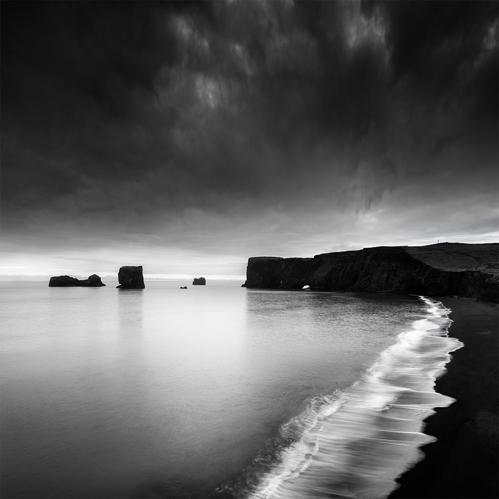 Lapping at the Shore of a Solitary Ocean Plakat - Posterbox