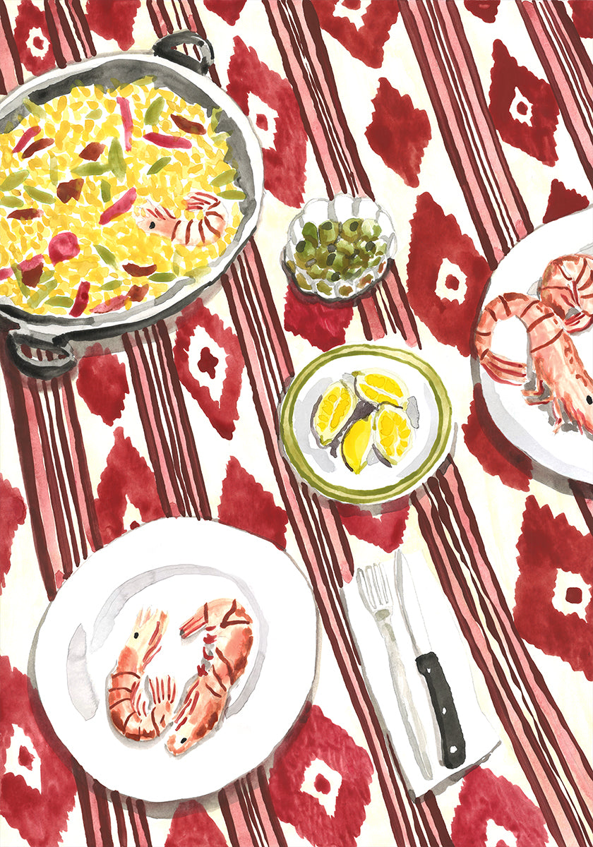 una mesa puesta con una variedad de alimentos, incluidos camarones, verduras y un plato de arroz.