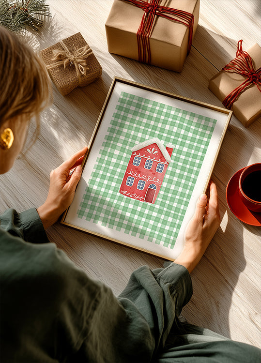 Linda casa de Navidad roja sobre cuadros verdes Póster