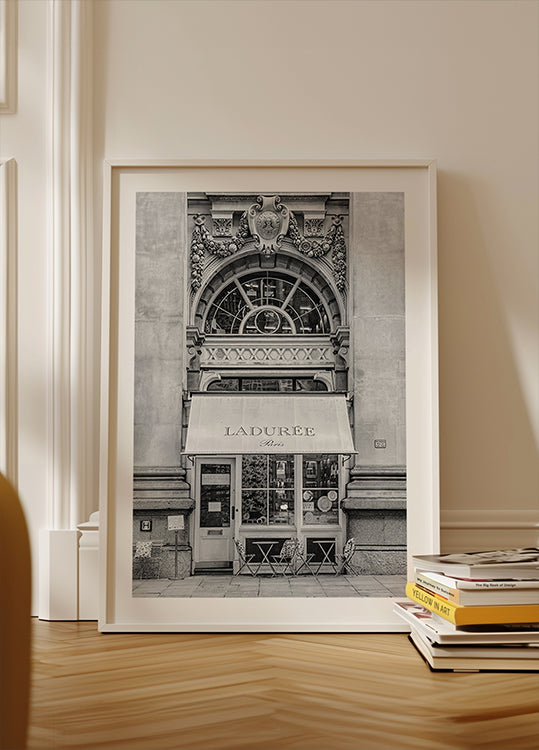 Póster con vista serena de un pueblo costero