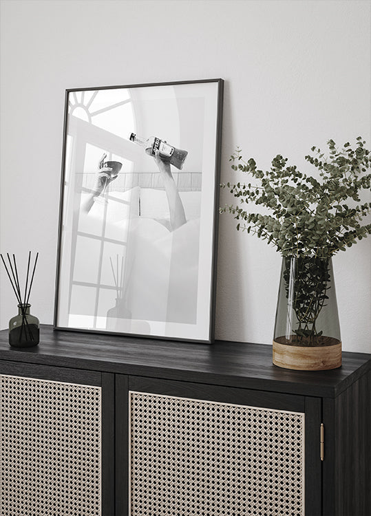 Póster Aperol en la cama en blanco y negro