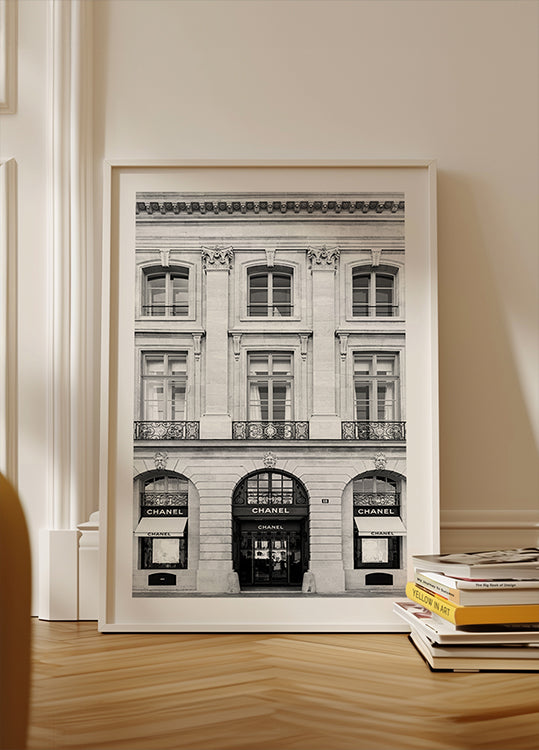 Póster con vista serena de un pueblo costero