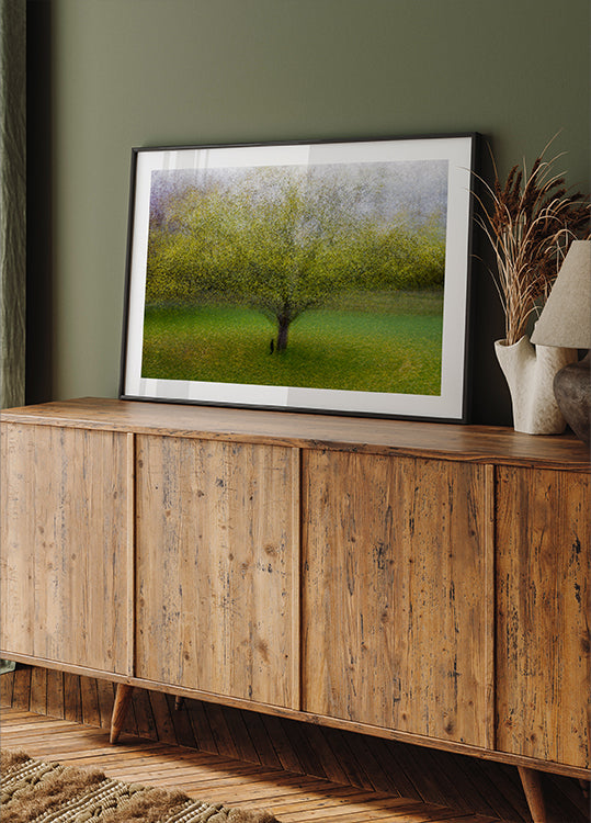 El gato junto al árbol