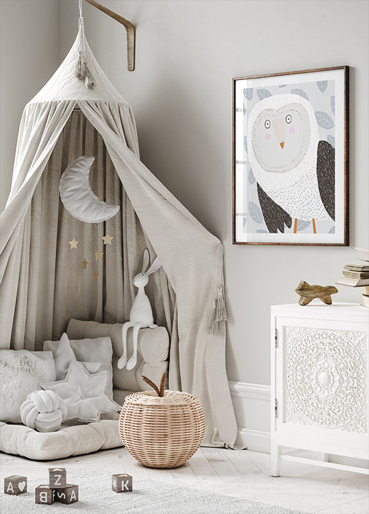 Divertido búho de invierno con patrón de hojas grises de la artista Carla Daly Póster